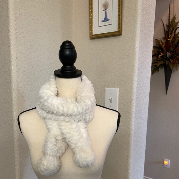 💟Posh Plush off white super soft cozy scarf - Picture 2 of 8